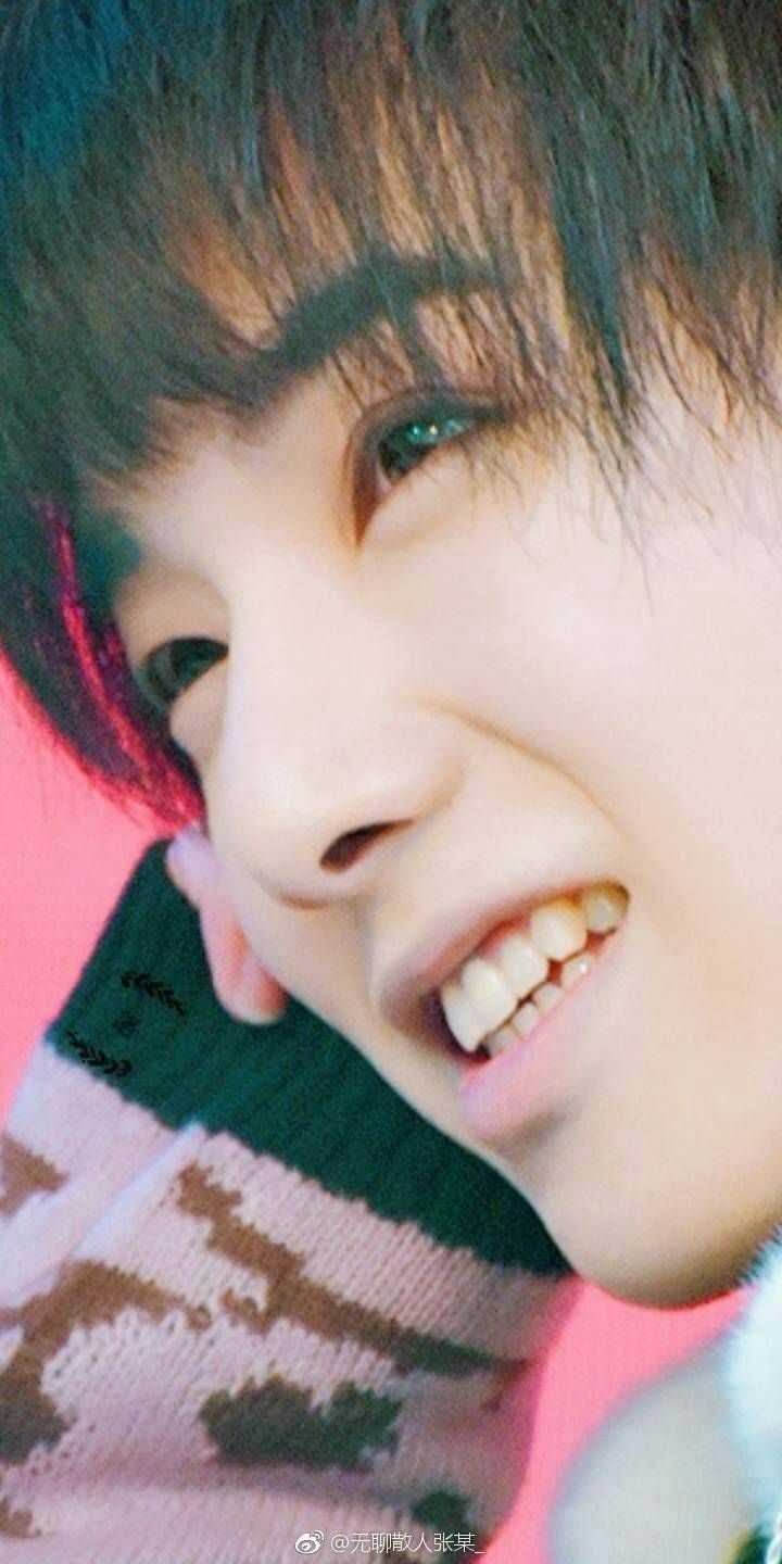 有哪些好看的华晨宇照片(无水印的)?