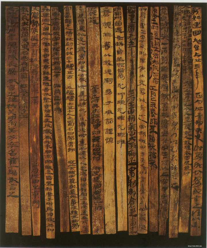 秦汉之际毛笔产生.文字书于竹简,在流通,运输方面依然存在困难.