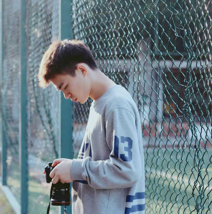 男生拍照时如何摆姿势?