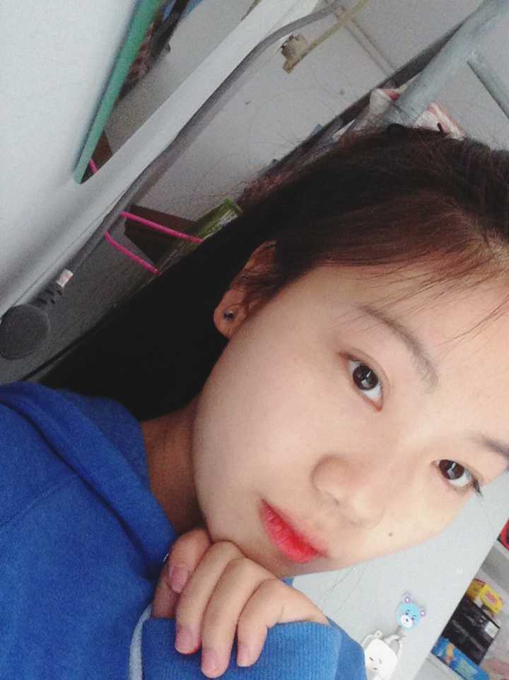 鼻子大而塌的漂亮女孩子,有谁可以来个例子么?