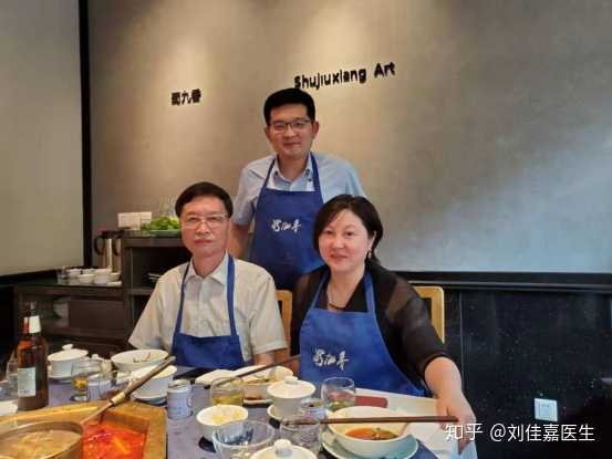 毛发移植协会会长胡志奇教授,上海九院毛发研究院长刘清教授一起吃饭