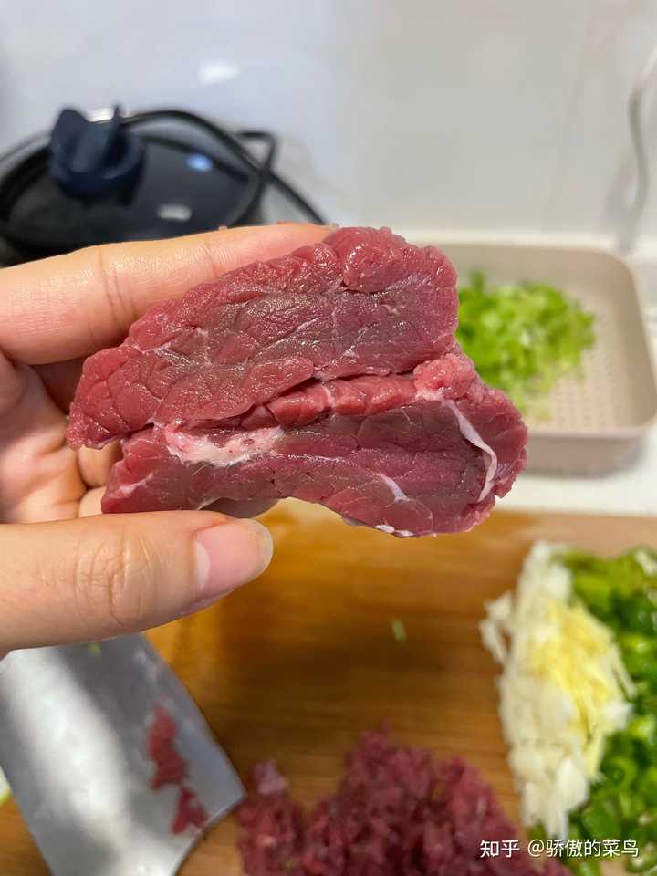 然内部发黑，因为时间已晚，于是没有等下去直接将发黑的牛肉进行烹煮。因为还是担心肉有问题，在出锅前就赶