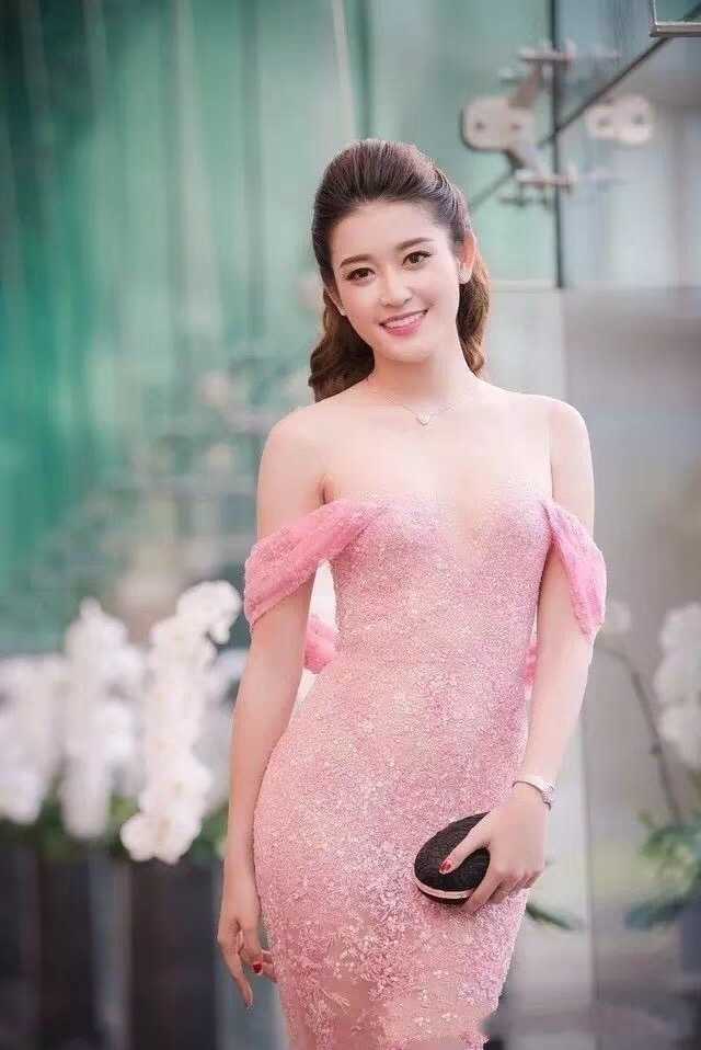 你见过最漂亮的女生长什么样?