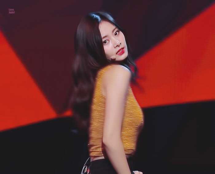 如何评价与比较四代女团中裴珠泫,周子瑜和程潇的颜值?