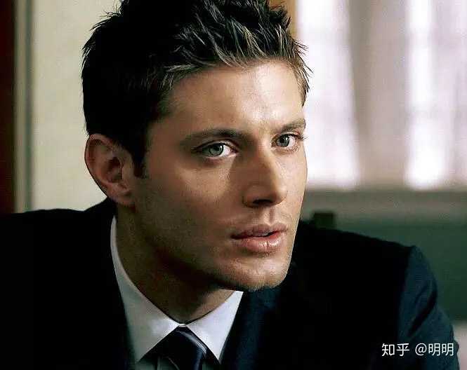 虽然上面有人说过了,我还是要po下"美人"杰森.阿克斯的照片.