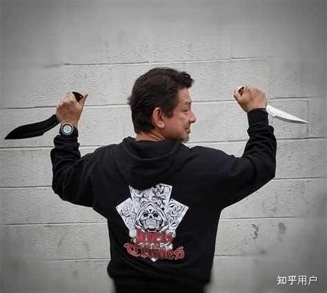 格斗场景中匕首为什么要刀刃朝着小指一侧握? - 知乎