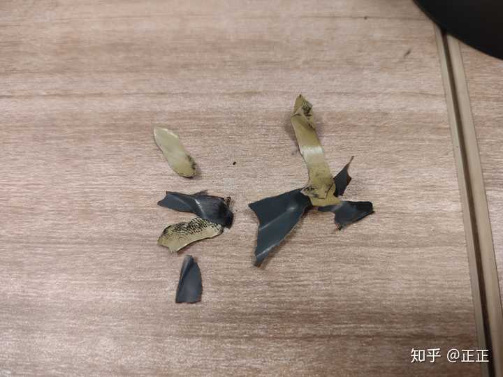 惠普1020打印机里面掉东西出来,这是啥?