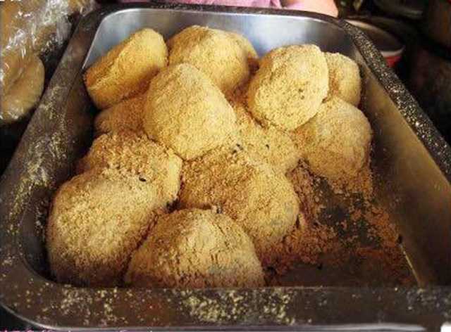 麻糍 温州人又称擂沙汤圆.黄豆沙很香,糯米皮qq的,芝麻馅好香甜.