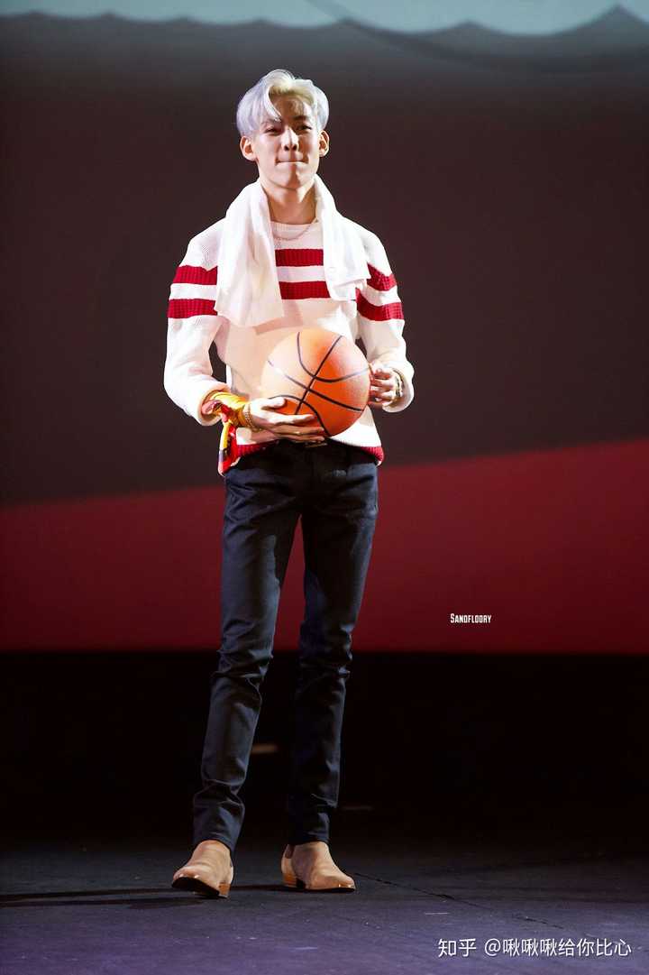 团霸忙内金有谦(曾经的纯洁晶体,现在的性感晶体) 大海啊,全是水!