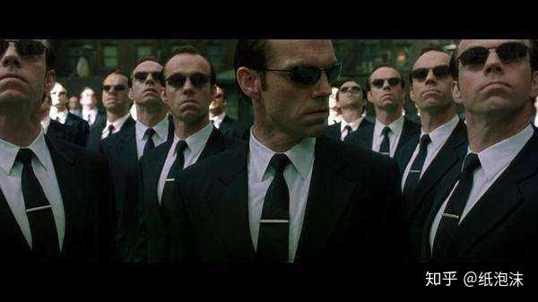 《黑客帝国》里雨果维文饰演的特工史密斯