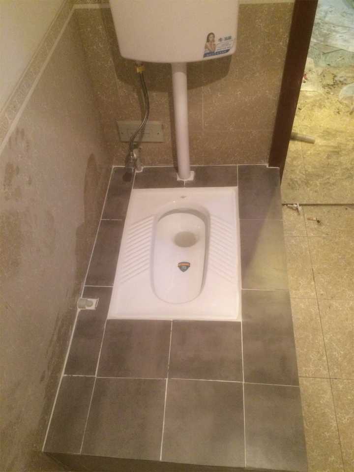 如果异层排水的设计,如果想要装蹲便,是需要在地面上砌一个地台,才能