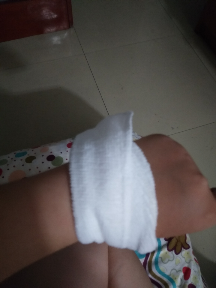 手腕上绑个毛巾 擦手  擦汗