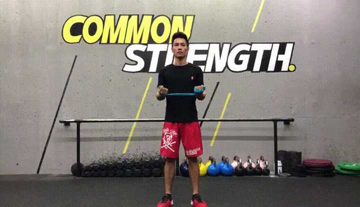 怎样纠正成年人驼背,耸肩的体态?