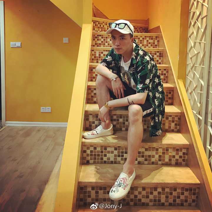 然后很随性 多逛逛微博和淘宝 和看看jony j的穿搭我想你应该会