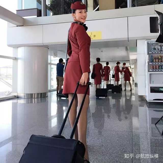 飞行员和空姐登机前拎的旅行箱里有什么 是私人物品吗 知乎