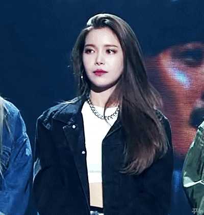 怎样看待mamamoo的金容仙托胸?