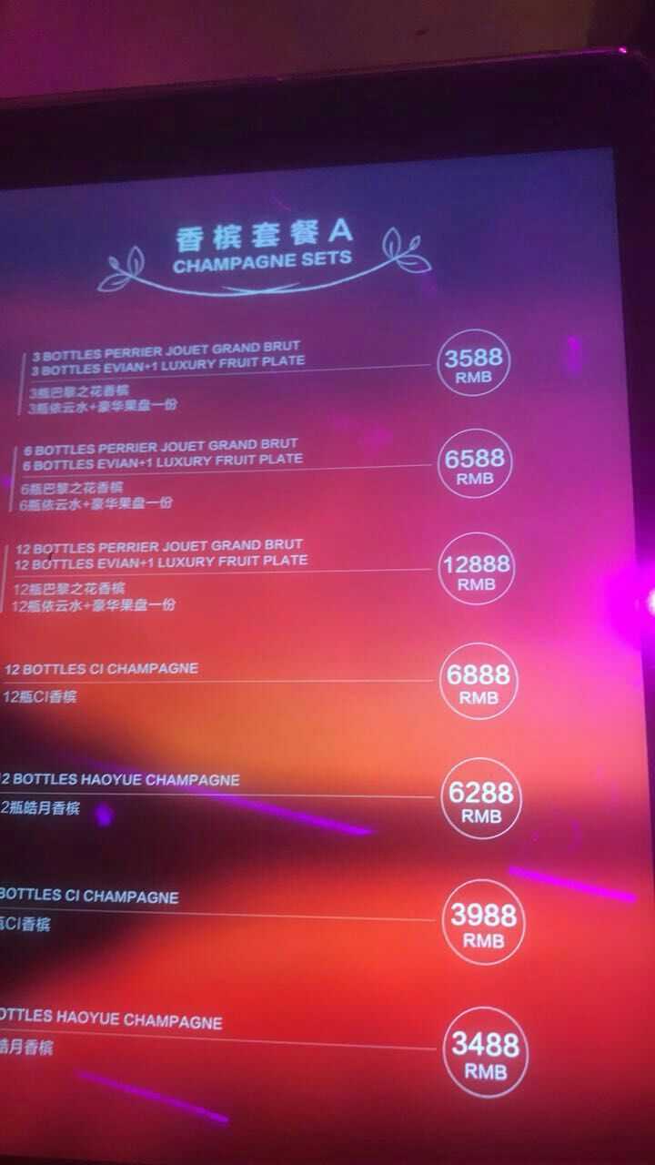 国外的酒吧就是普通人随便喝几杯的地方,而国内很多都成了高消费场所?