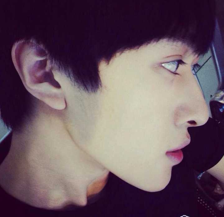 请问这个男生的颜值很低吗?