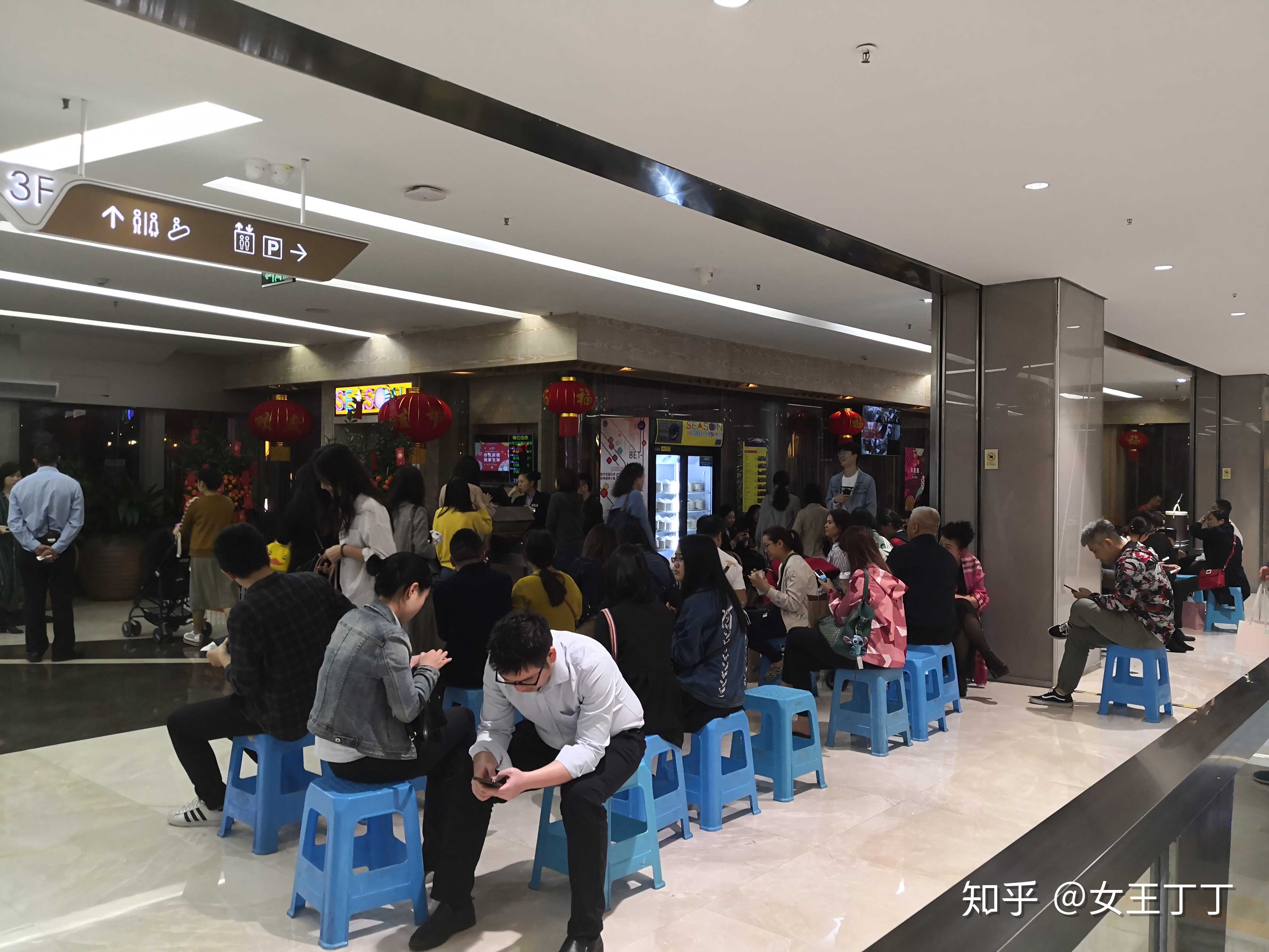 今晚目睹各大餐馆排队的景象,建议大家如果不想以后情人节在排队等位