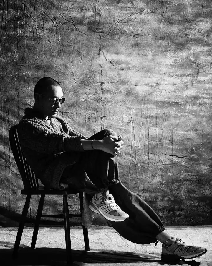 并为990v5拍摄了几套造型 黑白灰的麦浚龙,压制一切花里胡哨