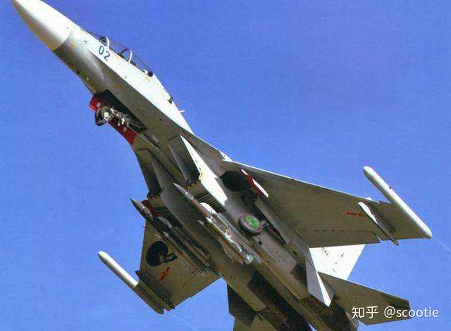 注意机腹处挂的俩导弹即为由kh31反舰导弹改造而来的反辐射导弹