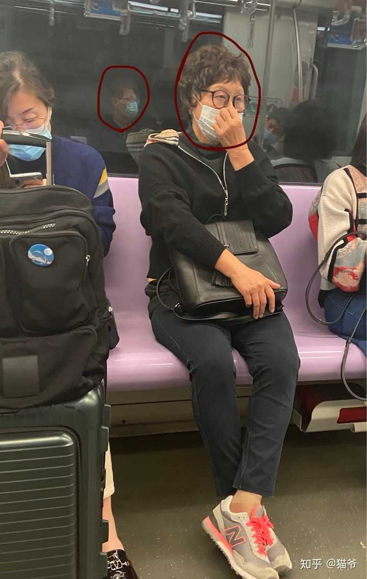 地铁上遇到没素质没文化的人还人身攻击怎么办