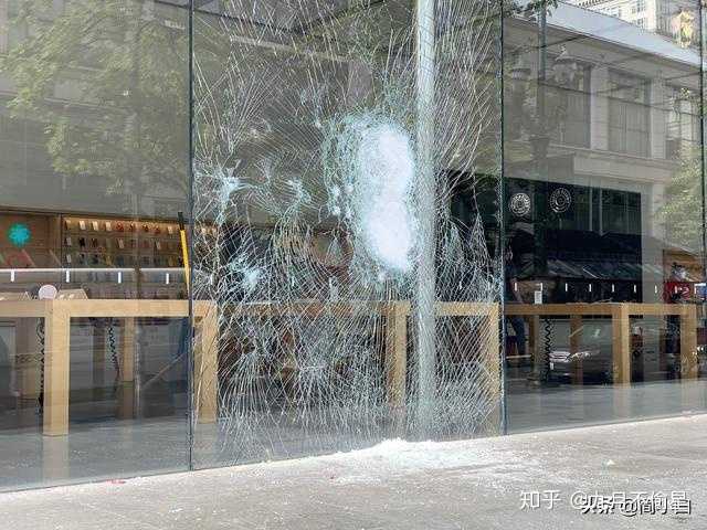 这是网上流传最广的几张apple零售店被砸照片,不难看出,砸开这些玻璃