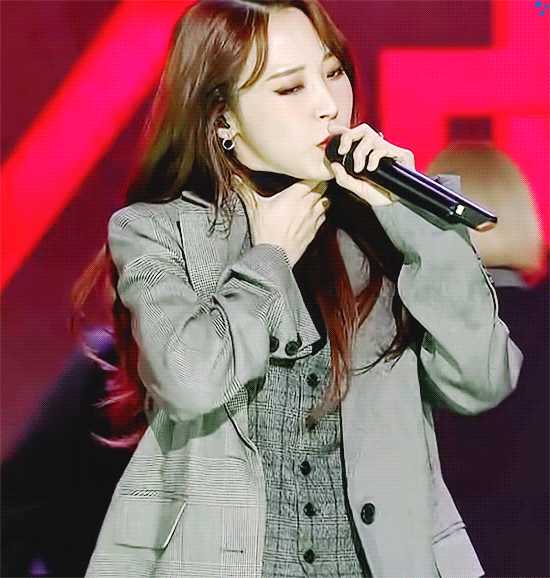 私下里的私服中也会有休闲西装,私服很爱穿卫衣之类的衣服,她非常保守