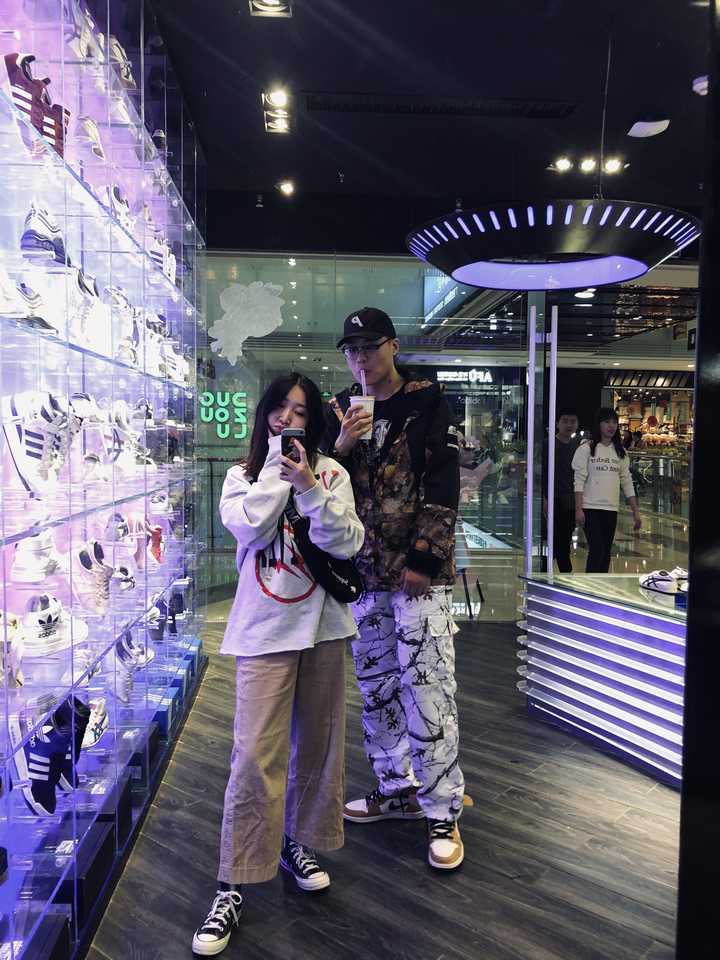 本人男,身高182体重180斤,怎么穿衣好看啊,各位亲们帮帮忙?