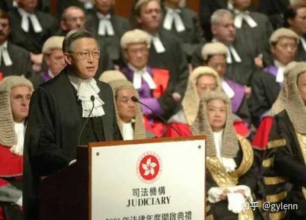法院工作人员穿的制服就是西装吗?国外法院工作人员有制服吗?国外法官佩戴法徽吗?法官平时可以穿法官袍吗? - 知乎