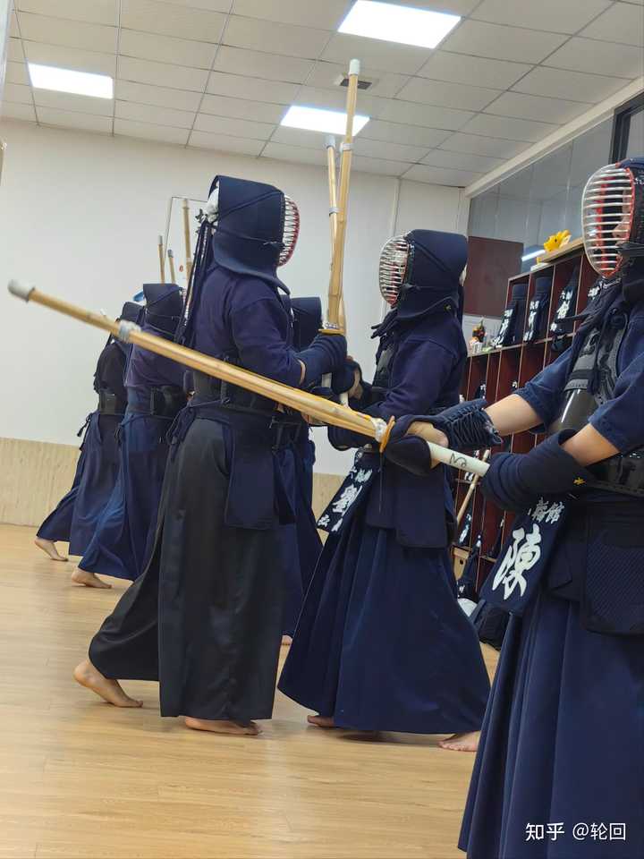 日本剑道为什么没有发展出类似击剑的实战竞技项目而只有套路表演？ - 知乎