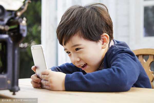 孩子考得很好要玩手机，我不太想让他碰，可他跟我保证，既能玩好游戏还能稳住成绩，这种承诺可信吗？