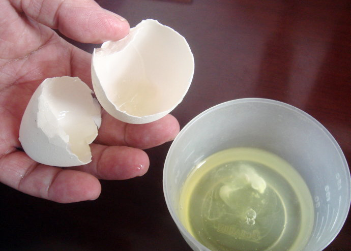 留意看一下(掰开看一下蛋黄是不是正常),还是比较容易鉴别的.