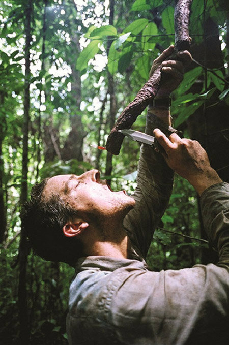 啊贝爷的荒野求生就是一部《徒手获得饮用水大全》来张贝爷喝水的玉照