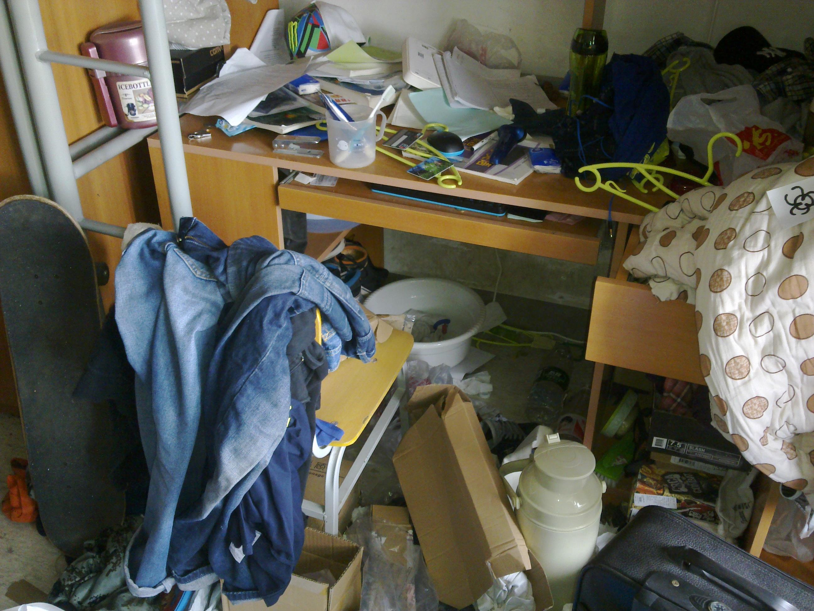 吃完盒饭直接扔到垃圾桶里并且不倒垃圾5.夏天蟑螂在他的