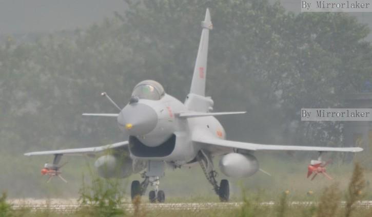 歼十早期型号进气道与机身相连的几根柱子的具