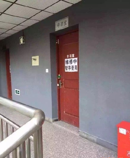 3月28日,四川师范大学成龙校区宿舍楼东苑2楼,正在宿舍玩电脑的芦海清