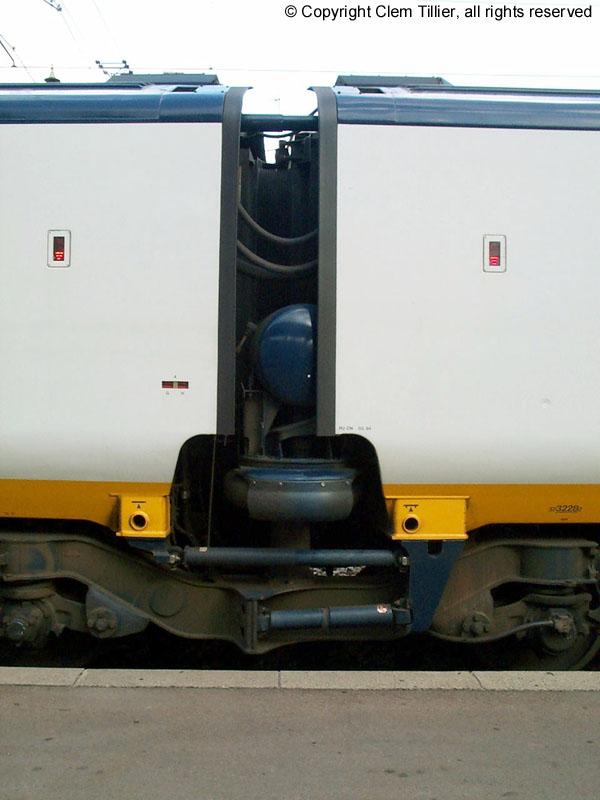 高铁两节车厢之间的联接是什么技术?