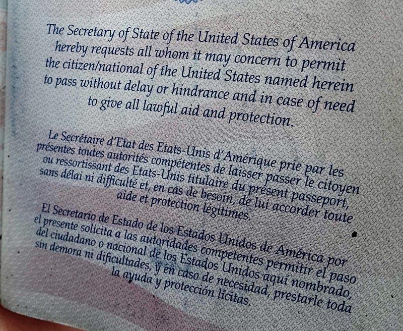 美国人护照里面写的不是提问中那个意思.