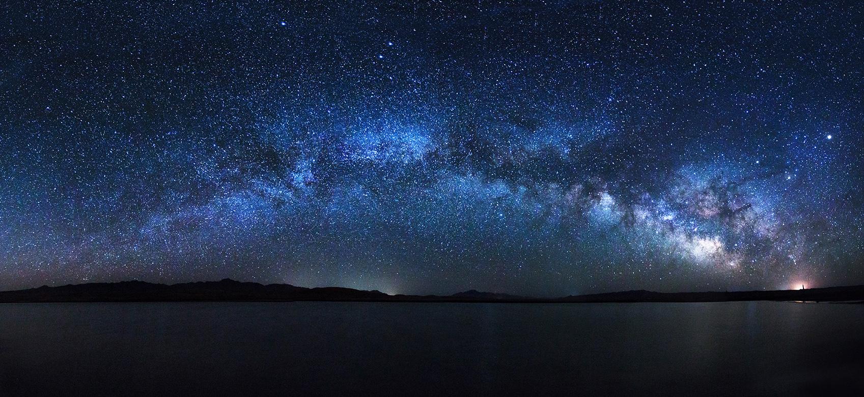 暗透了的德令哈金子海,星空能给人很多思考,冷静和冥想的空间,在星空