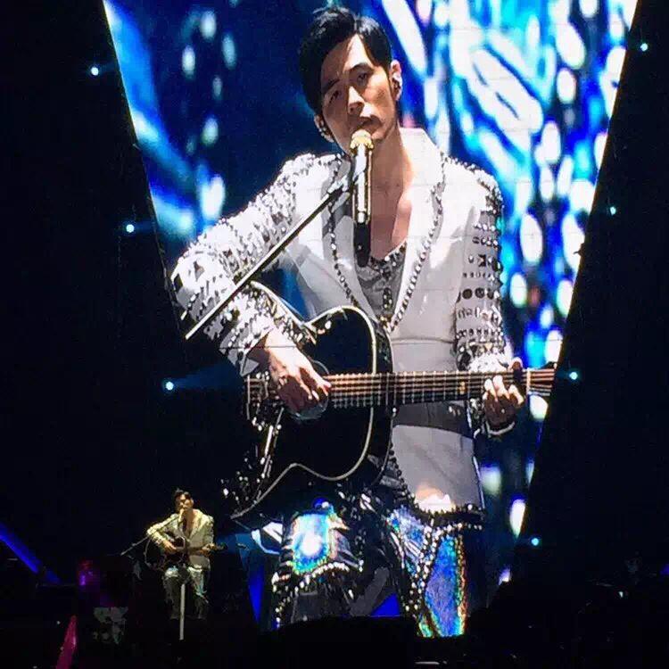 一个人去看周杰伦演唱会什么体验? - 纳辣拿喇