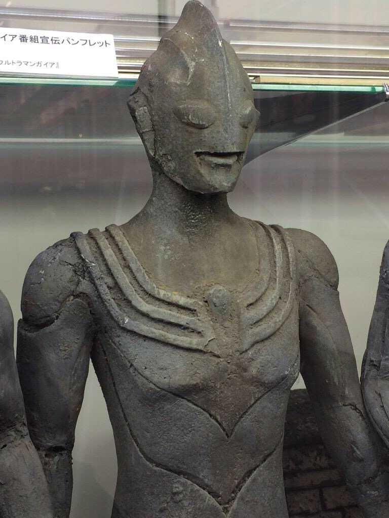 和迪加奥特曼一起出现的另外两个石像是谁