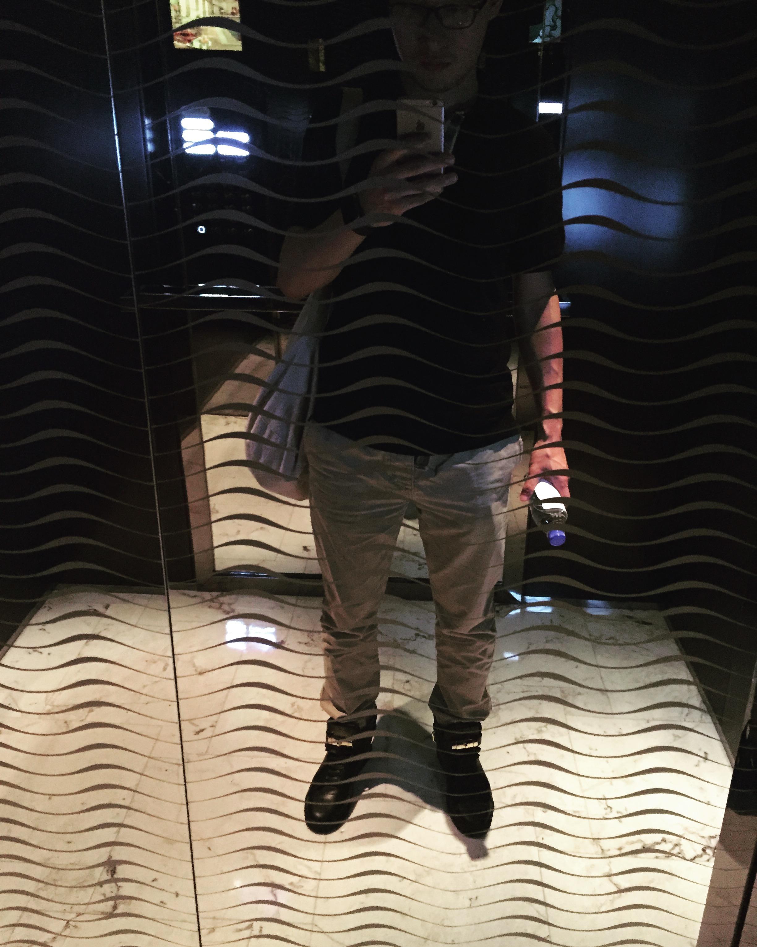 buscemi锁头鞋一代是不是红色的只有一个锁