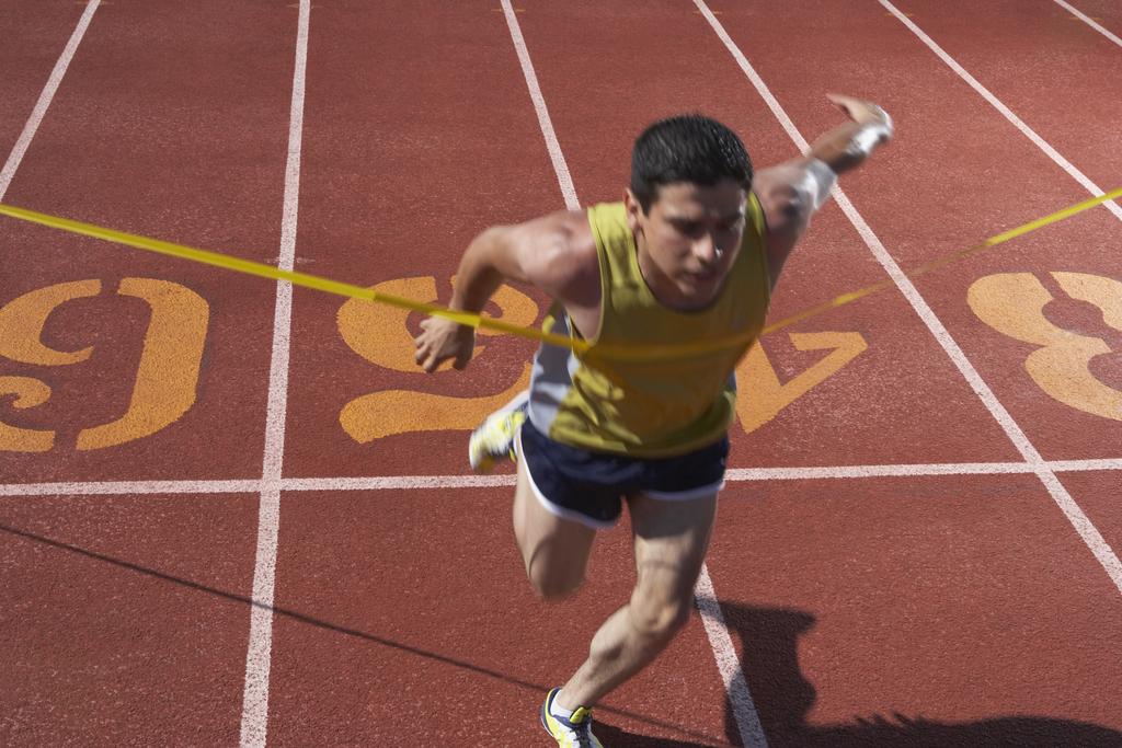 為什麼跑步比賽要在終點處設一條紅繩分出勝者?