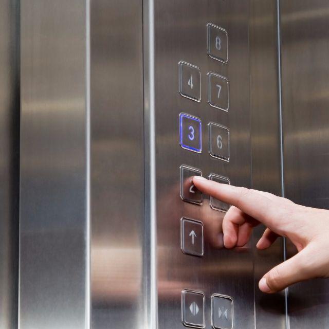 com 版权图片库 电梯发展的二三事(防止关门夹物) 赵鑫,"电梯关门不能