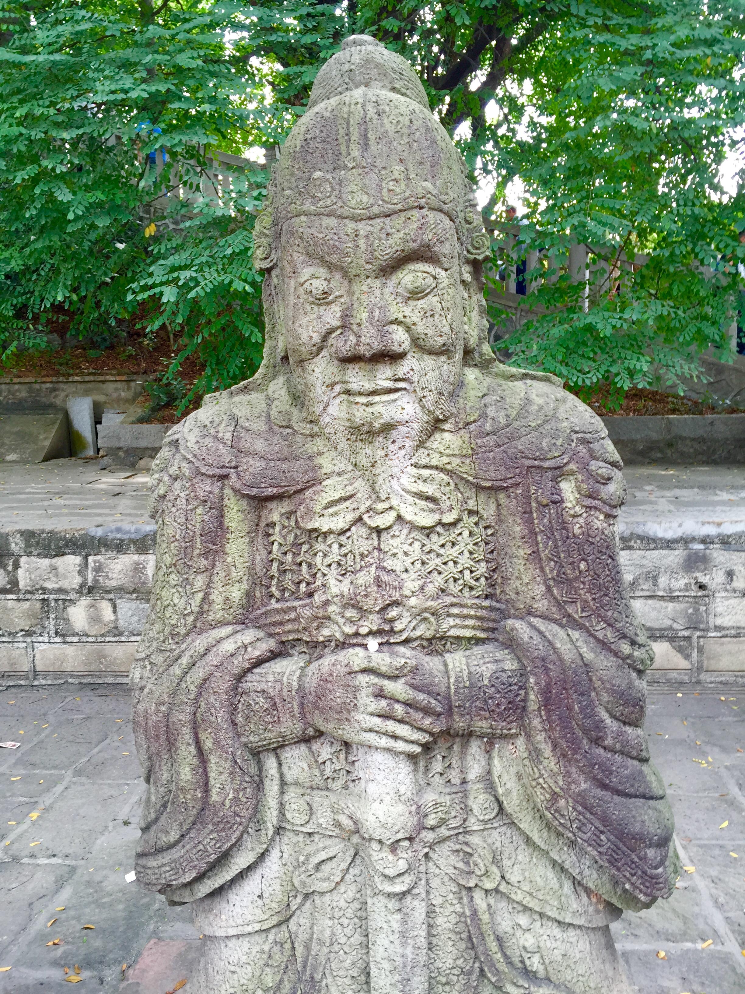 走出神庙后可以见到一些零散的石雕古迹,如石像,朱雀台等.