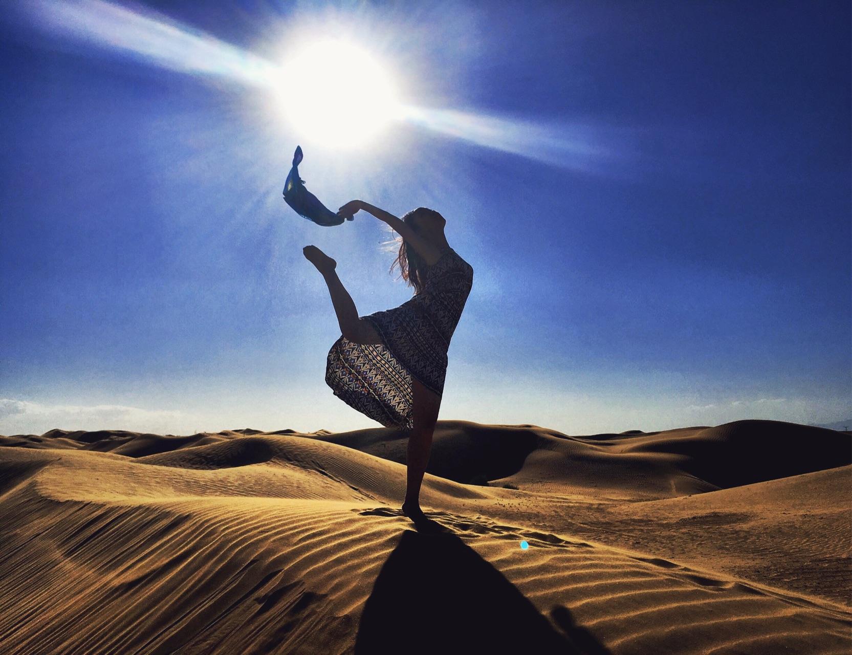 如何在沙漠拍出好看的人物照包括服装等怎么搭配