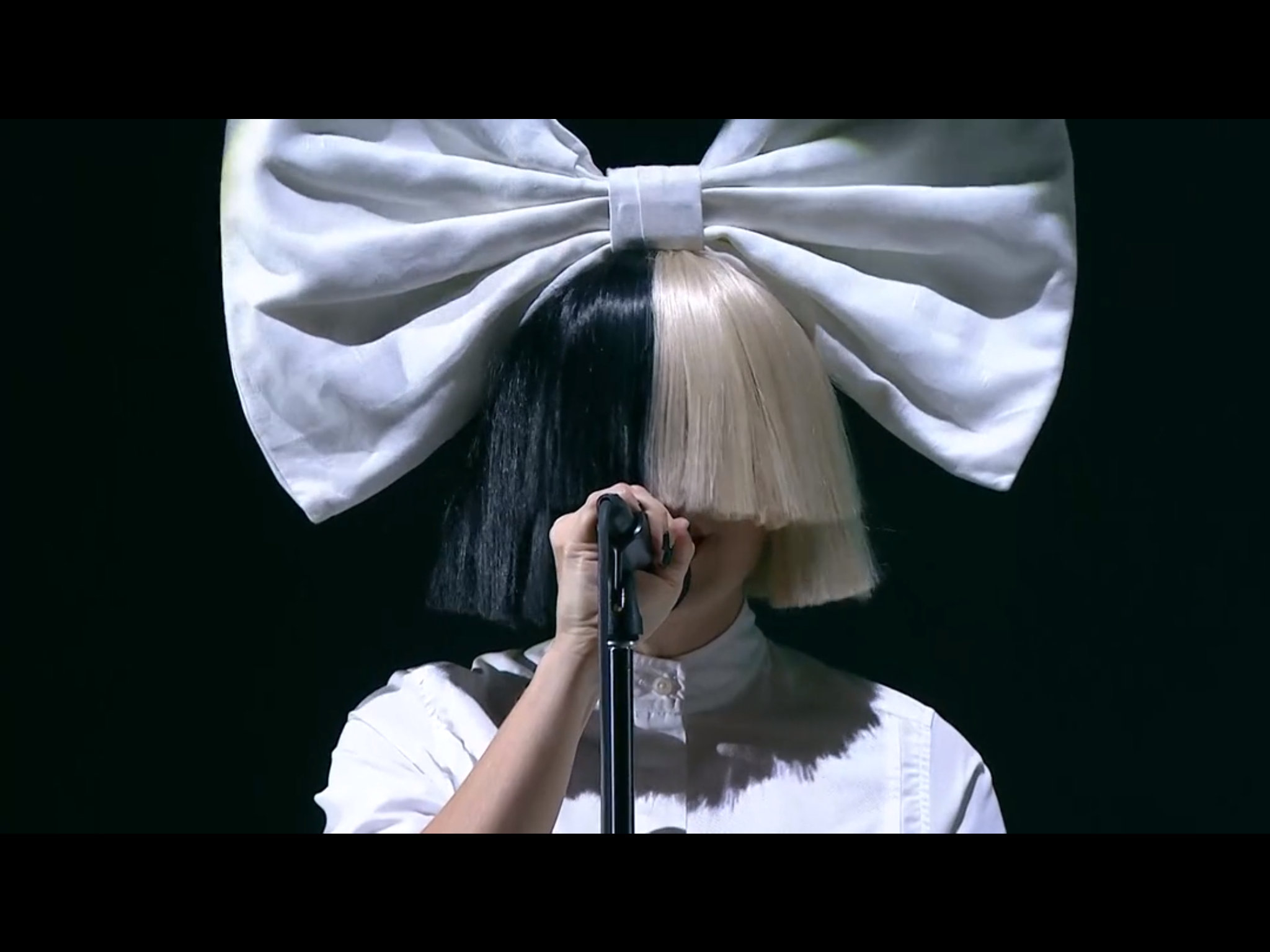 如何评价女歌手 sia? - 知乎