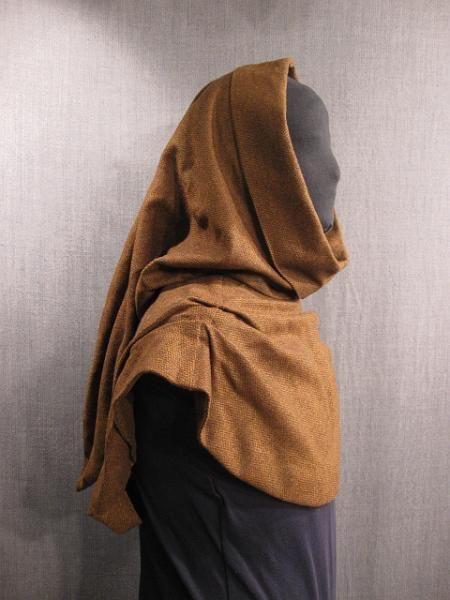 【仅有一图】欧洲常见的兜帽披风学名是什么?