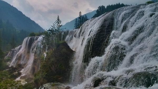 这是西游记 敢问路在何方 片头曲的师徒四人走过的瀑布